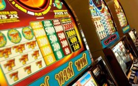 Người dùng tại Việt Nam xem thể thao và casino trực tuyến trên điện thoại