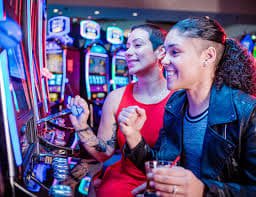 Màn hình slot Jackpot lũy tiến hiển thị số tiền thưởng lớn đang tăng dần